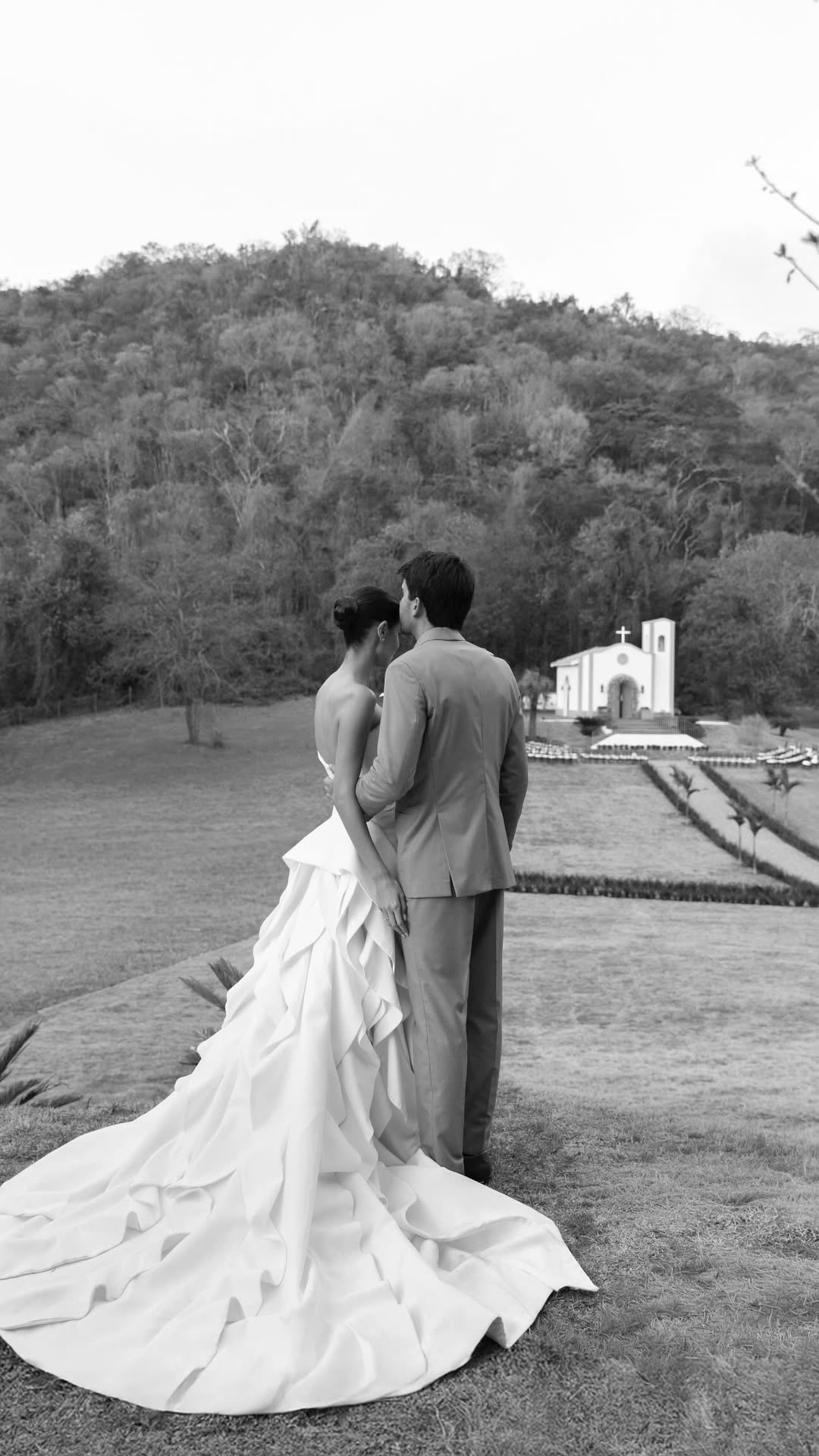 Casal diante da capela