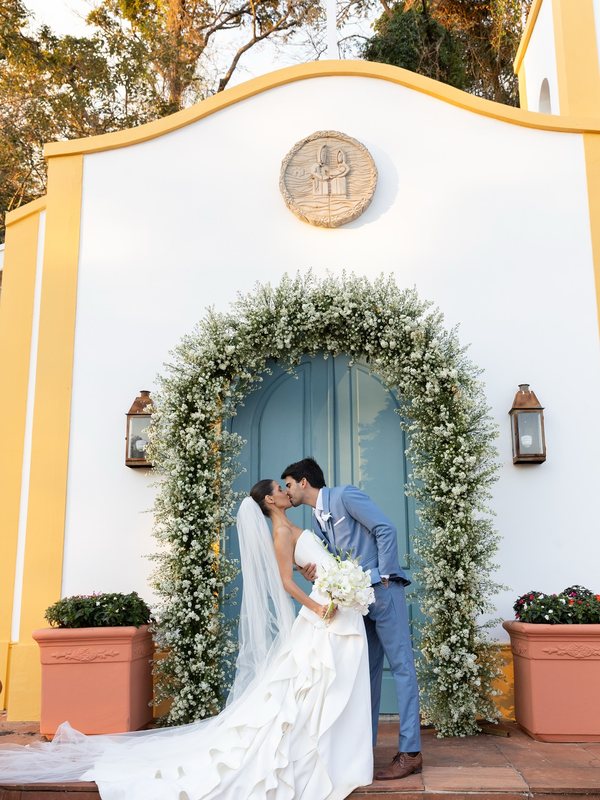 Marcela e Thiago na porta da capela